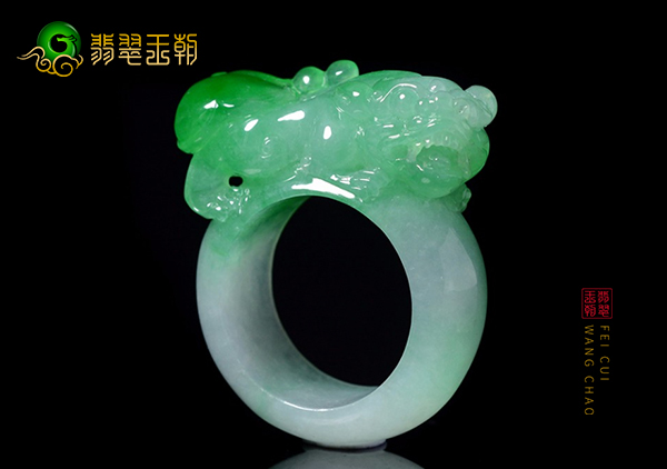 糯冰种飘翠貔貅翡翠指环手工雕与机雕灵性对比