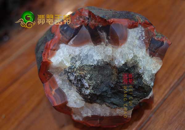 购买收藏南红原石怎么看裂?简单小技巧看南红原石裂