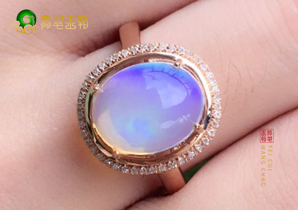 天然欧泊戒指是一种美丽又珍贵的珠宝