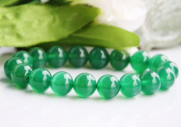 绿水晶的颜色特征体现,佩戴绿水晶首饰的功效左右