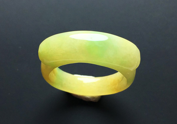 糯冰种黄加绿翡翠戒指购买收藏时形状很重要