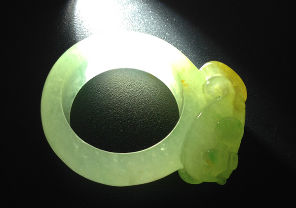 糯冰种黄加绿翡翠戒指收藏价值主要体现在这几点