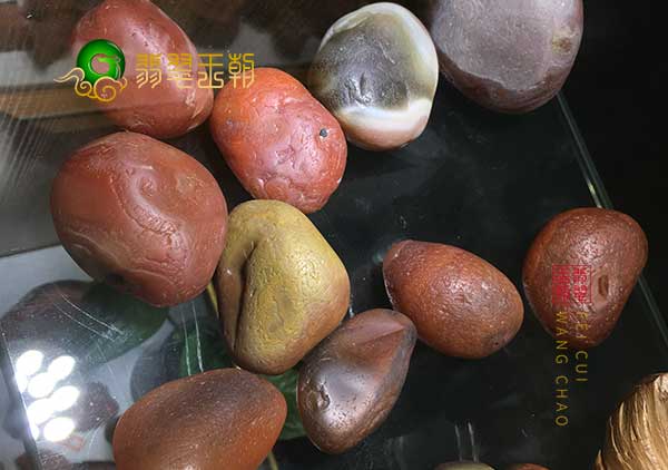 挑选南红籽料原石时只看料皮和开口是否正确?