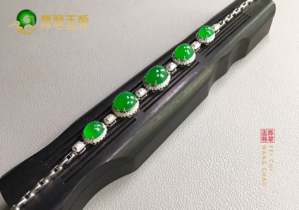 冰种浓绿翡翠珠链的价值主要体现在颜色整体性上