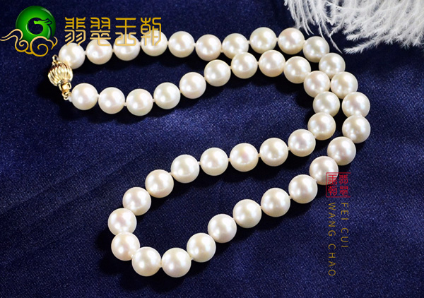 白珍珠项链在服饰上搭配要依据服饰颜色领口款式搭配