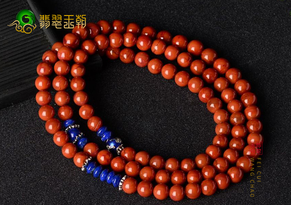 南红珠串搭配不同颜色不同宝石的效果体现