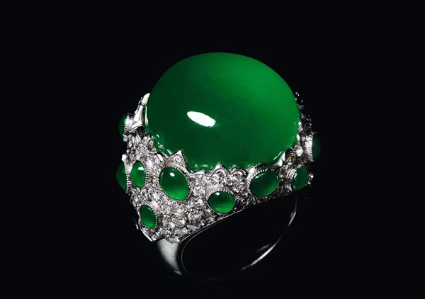 帝王绿翡翠戒指与天然祖母绿宝石戒指价格对比