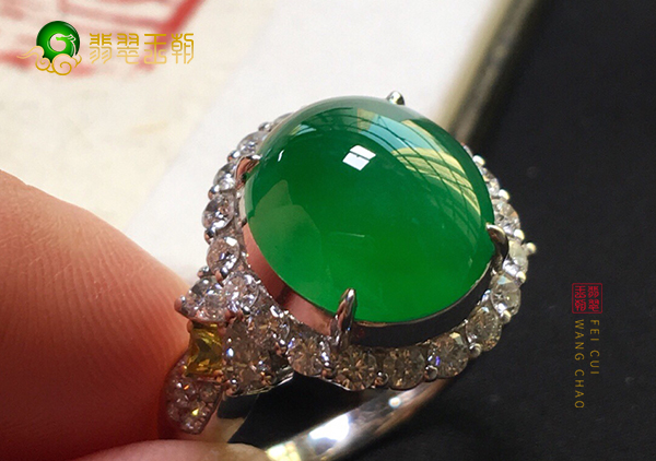 冰种阳绿翡翠镶嵌戒指的种水和颜色哪个更重要
