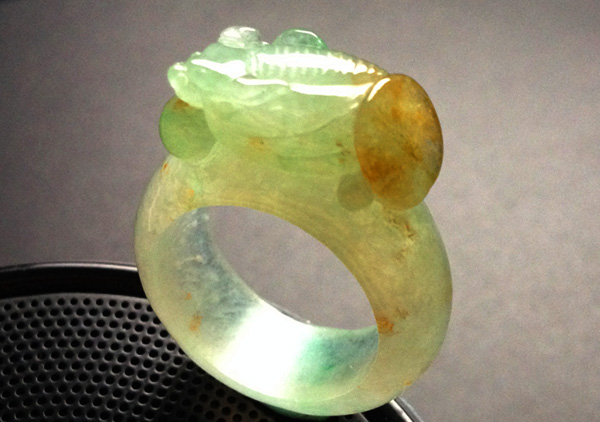 糯冰种黄加绿翡翠指环戒指收藏价值为什么那么高
