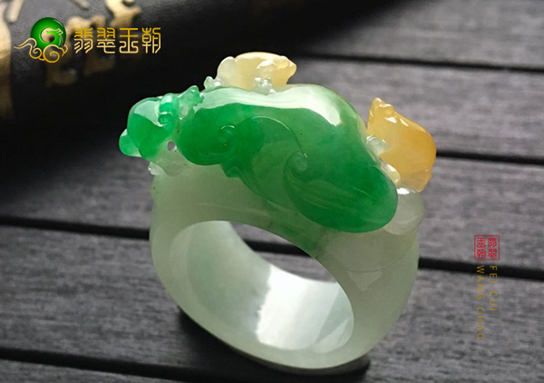 糯冰种黄加绿翡翠戒指收藏必须知道的小技巧