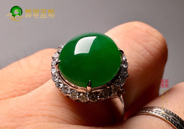 糯冰种浓绿翡翠戒指的价值大小是由晶体决定的