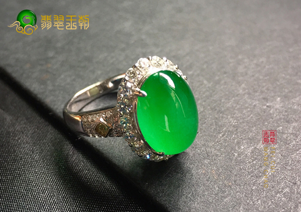冰种阳绿翡翠镶嵌戒指中影响绿色的因素有哪些