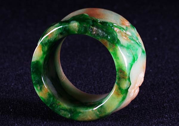 糯冰种黄加绿翡翠戒指日常佩戴不得不知道的讲究