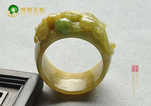糯冰种黄加绿翡翠戒指如何使用手电筒来鉴定真假
