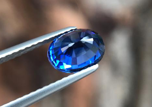 蓝宝石的猫眼效应特征如何?猫眼蓝宝石有收藏价值吗?
