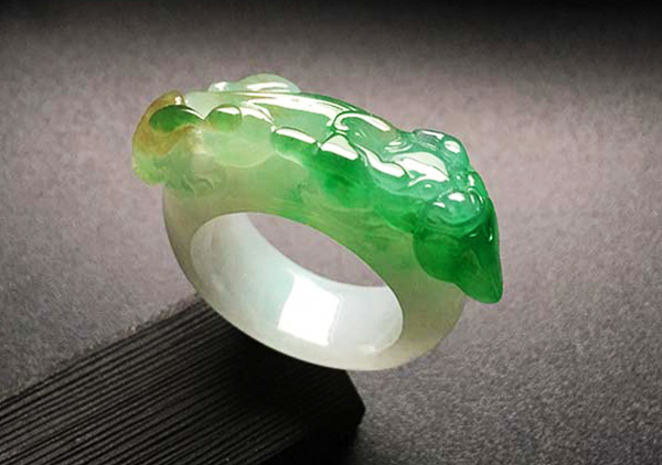糯冰种黄加绿翡翠戒指是不是镶嵌戒指?